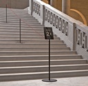Poste separador en escaleras de museo con portcarteles