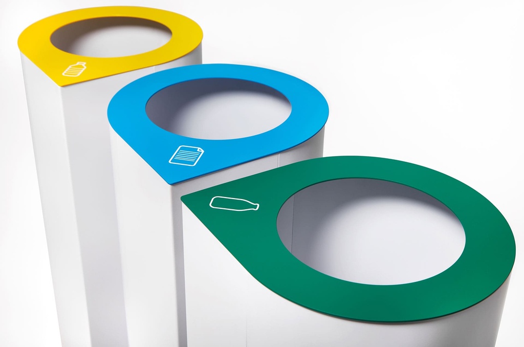 Punto de reciclaje con tres papeleras de diseño Davos