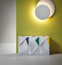 Papelera de reciclaje de diseño Vevey en pasillo