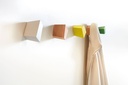 Colgadores de madera para ropa de pared de diseño Treviso en acabado madera, blanco, amarillo y verde