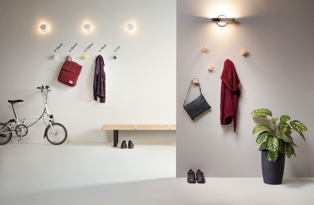 Colgadores de madera para ropa de pared de diseño Treviso en oficina moderna