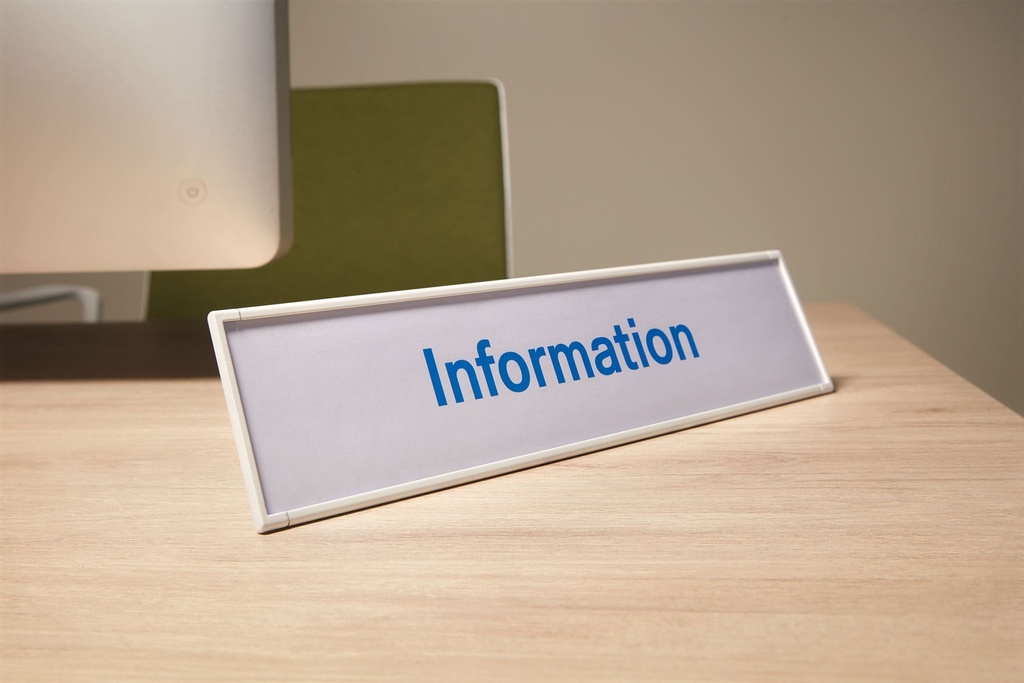 Rótulo personalizado sobre mesa de mostrador de información