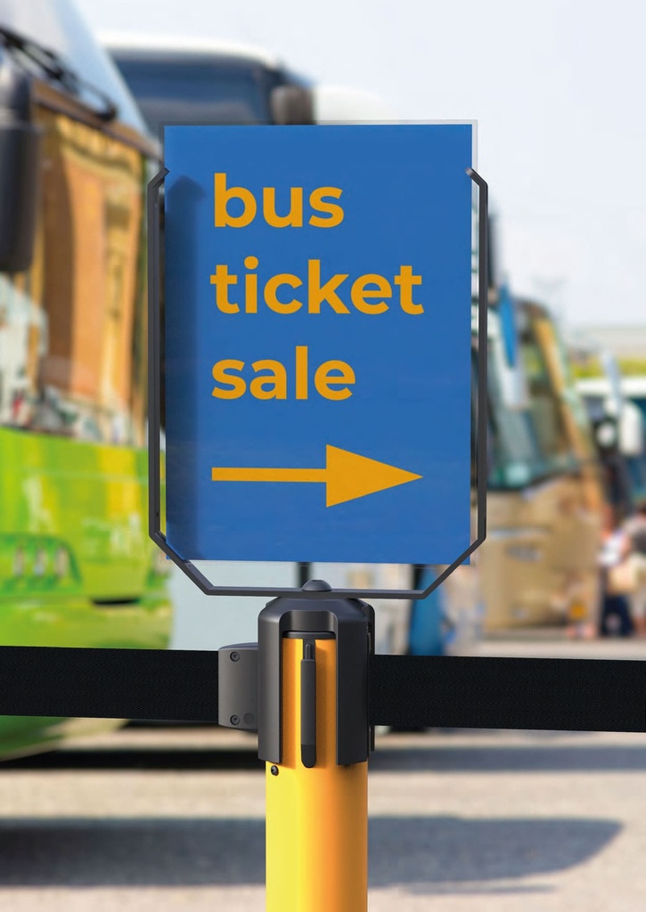 Portacarteles sobre poste separador sobre información para sacar el ticket del autobús