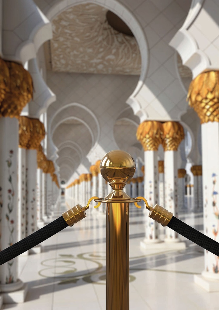 Poste dorado con cordón para delimitar visitas en mezquita árabe